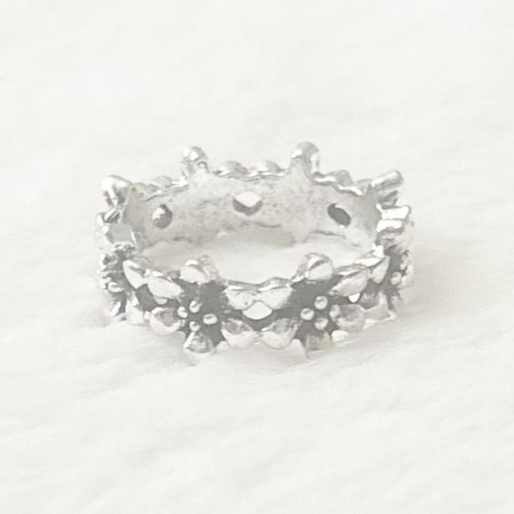 5/$15 🩷 MUST BUNDLE Dainty Floral Band Ring in Silver Tone